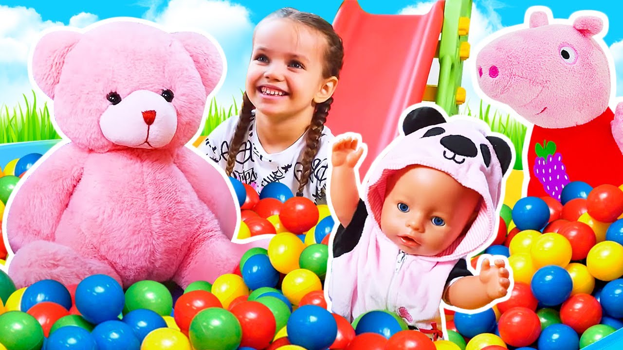 Maya e Lina vanno al parco giochi: gioco a mamma e figlia con le bambole!