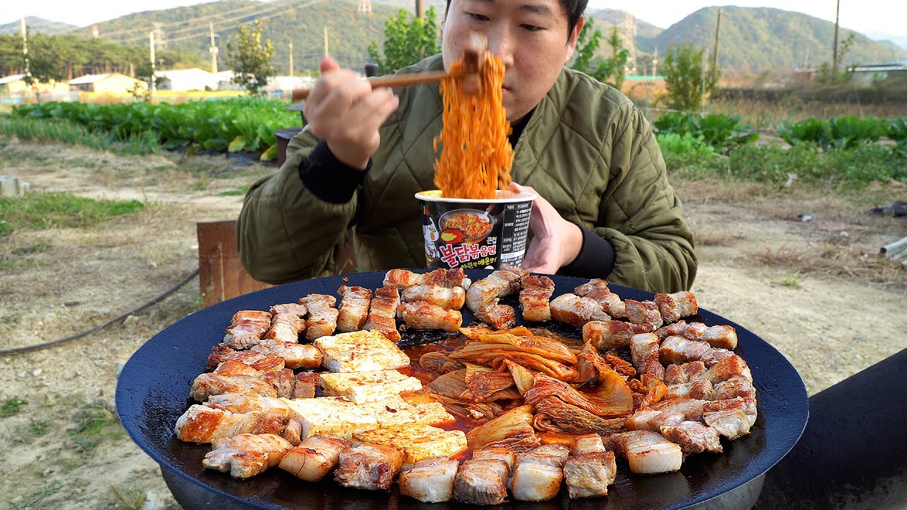 Самгёпсал с тофу, кимчи, острой огненной лапшой - шоу еды Mukbang.