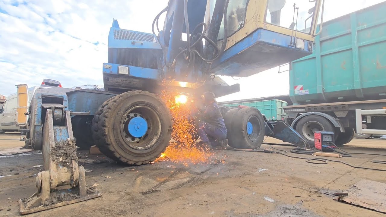 Svařování prasklé otoče na bagru TEREX díl 2. Welding a cracked frame on a Terex excavator part 2.