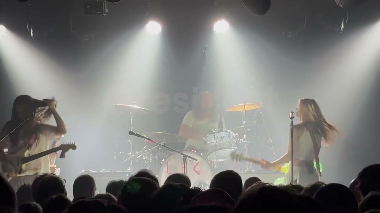 Wet Leg defeat Oasis, Rhian chat & Ur Mum (Snippet)  @Chalk, Brighton 21st July 2025