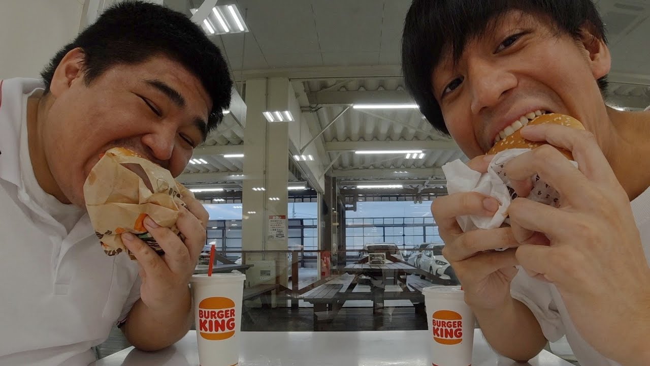 兄弟で超仲良く平和に楽しくハンバーガーを食べます。