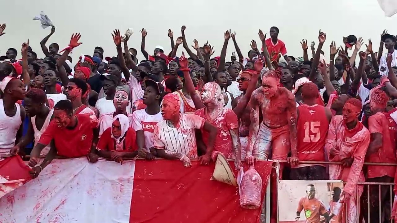 l'ambiance extraordinaire des supporters de l'Union Sportive de Ouakam