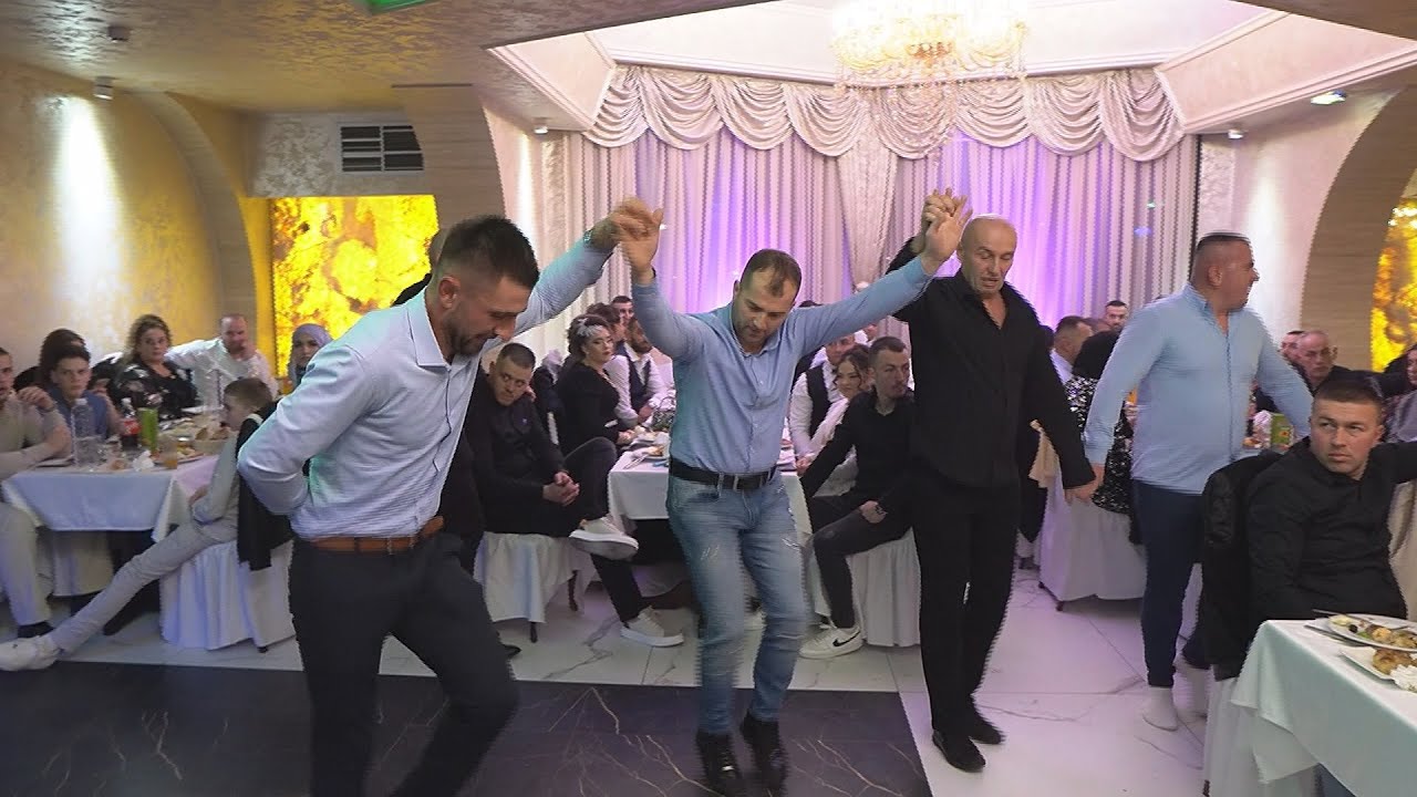 Pogledajte kako Sandzaklije igraju tursko kolo