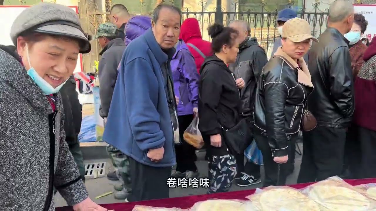 哈爾濱早市賣春餅遇到可憐老太太，拿著就走不給錢，直接白送給她了 #擺攤 #創業 #哈爾濱 #哈爾濱早市 #早市 #大集