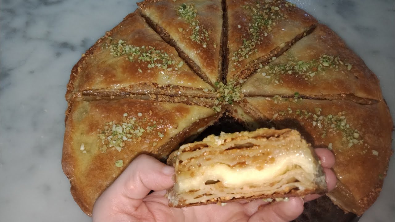 كيكة مقرمشة محشية بالكريمة والكوكاو مورقة بدون زبدة توريق  تستاهل التجربة