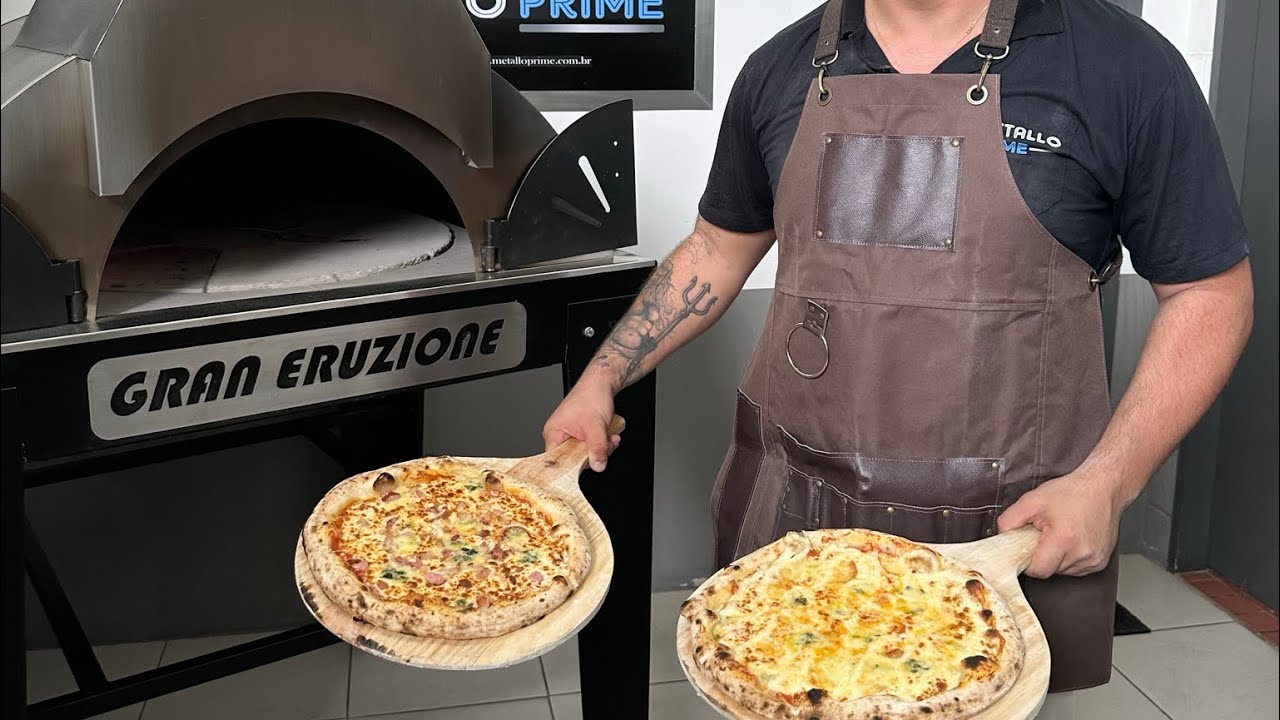 Assamos 4 pizzas de 30 centímetros ao mesmo tempo no forno Gran Eruzione Rotante da Metallo Prime