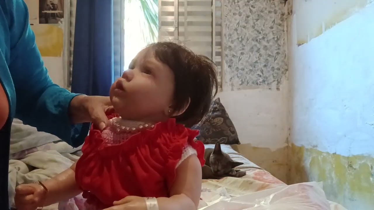 Rayssa de roupas vermelha 