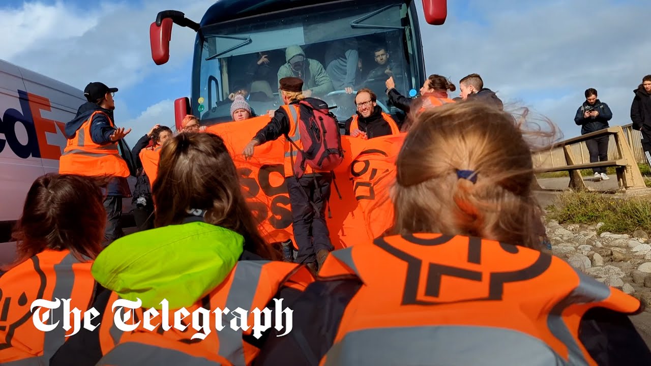 Водитель врезается в протестующих &laquo;Just Stop Oil&raquo;, блокирующих автобус с мигрантами, направляющий...