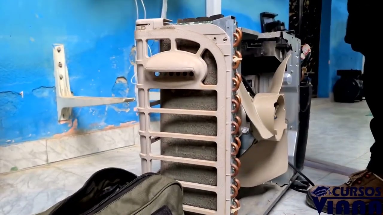 Desmontando split inverter para lavar condensador e evaporador