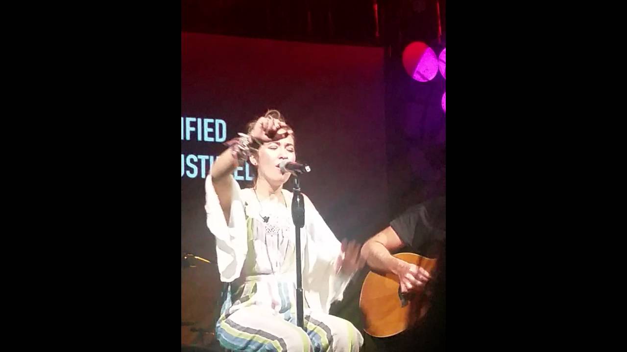 Lauren Daigle -LIVE 
