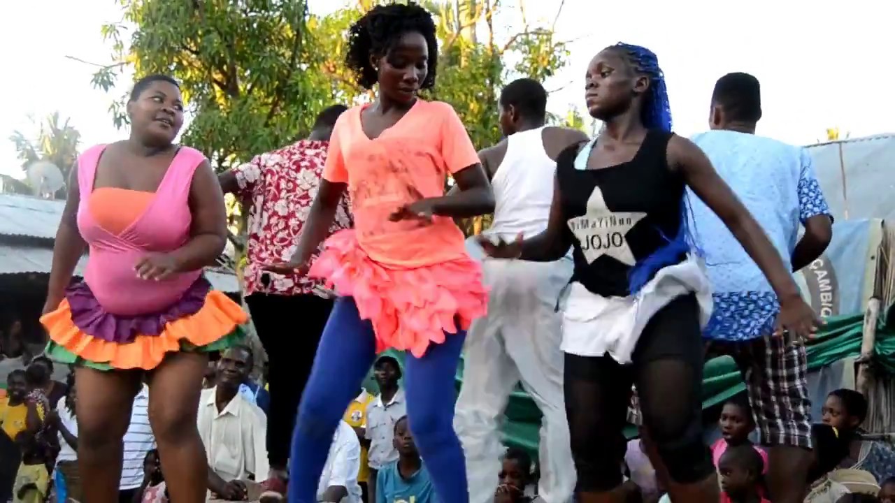 Ensaios de grupos foliões de bairros -  Quelimane
