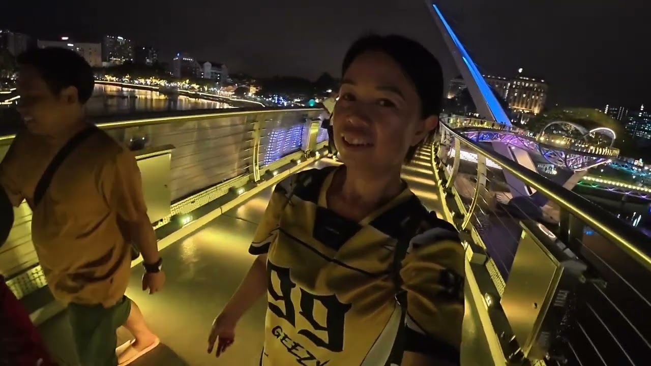 Sebelum pulang ke johor kita pergi tepi sungai waterfront kuching gaiss. Melihat suasana malam 