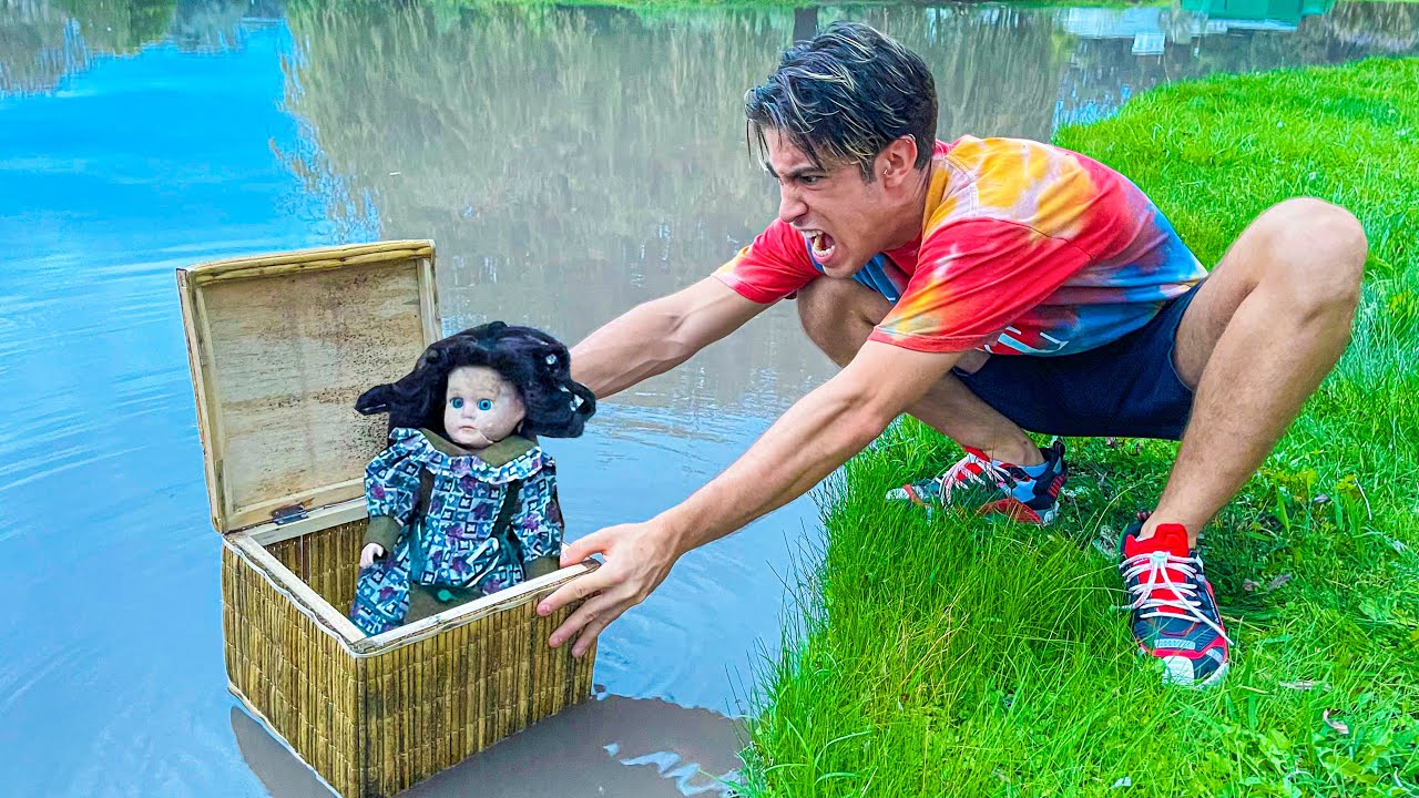 БРОСАЕМ ЧЕРТУЮ КУКЛУ В ОЗЕРО !!!