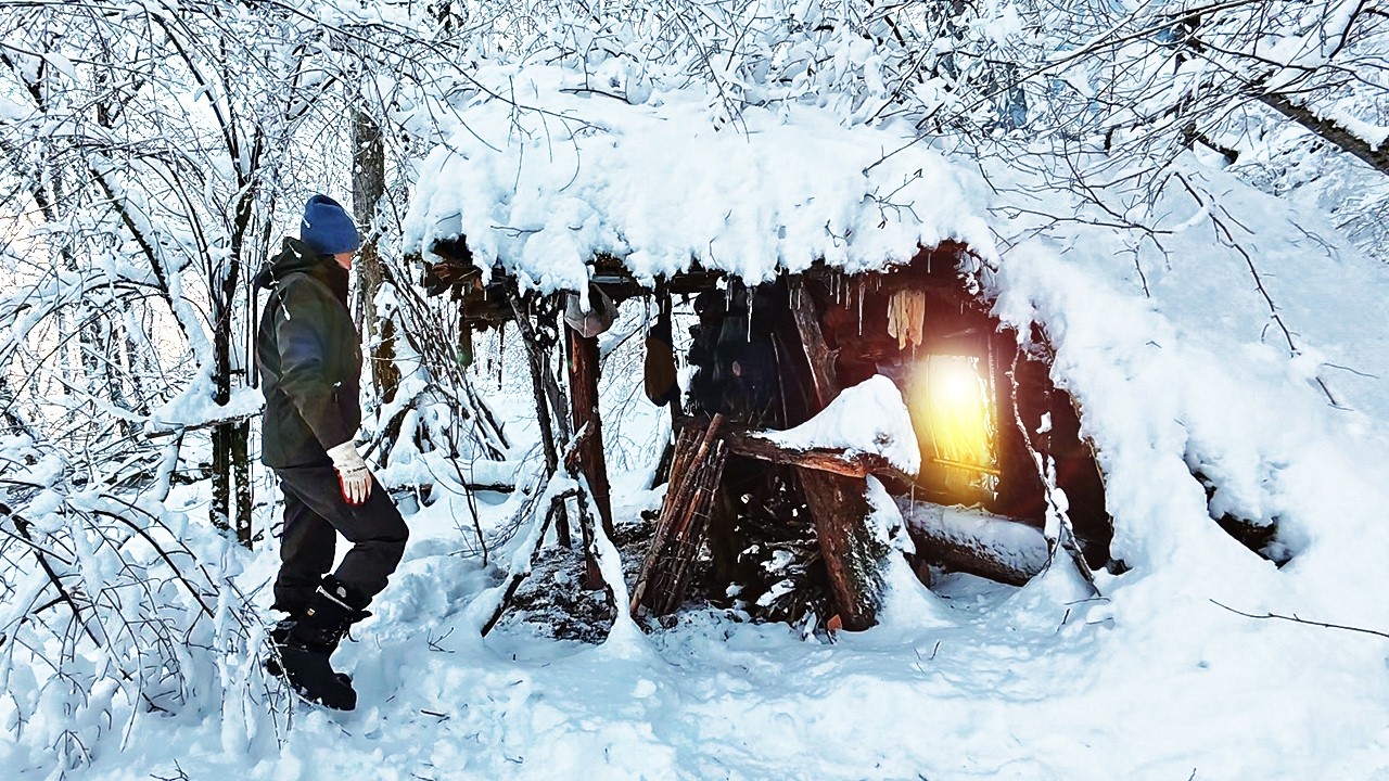 Woman Lives Alone in a Cold Hut in Winter | Surviving in the Forest