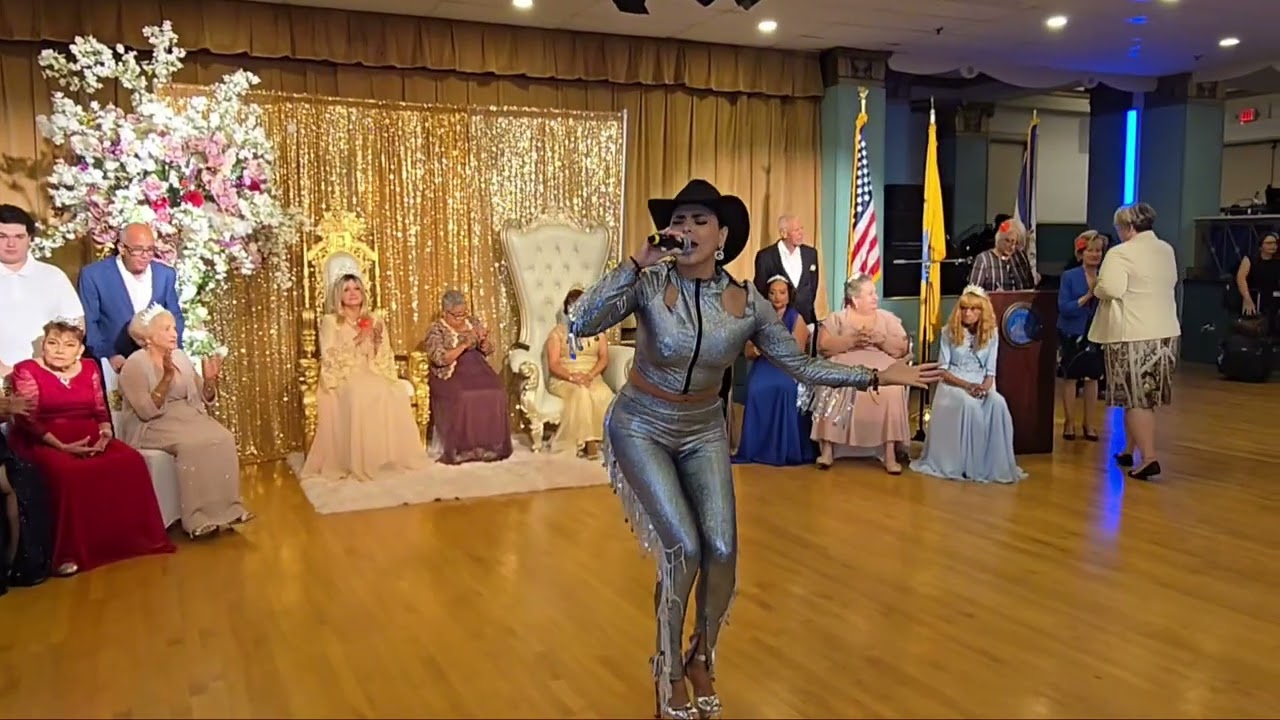 La Reina De La Cumbia en el evento de la elección Reina De Oro 