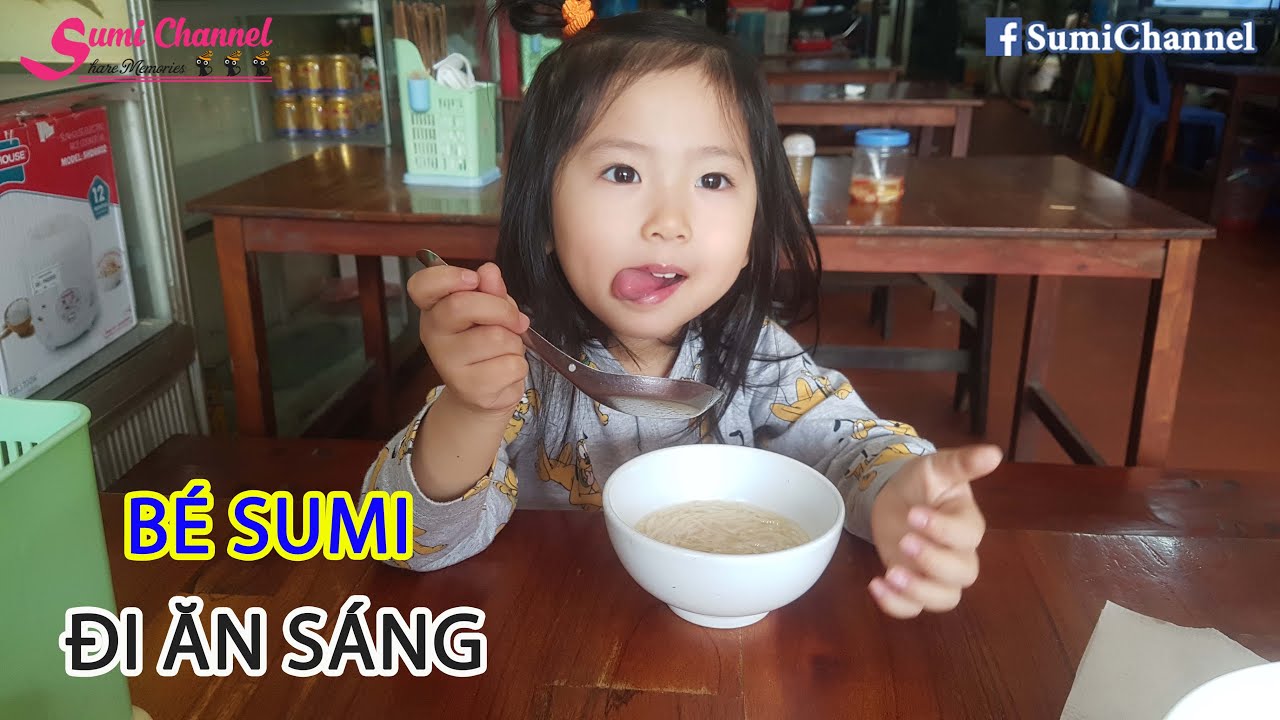 Một Buổi Sáng Ngủ Dậy Của Bé Sumi | Bé Sumi Đi Ăn Sáng Bún Riêu Cua