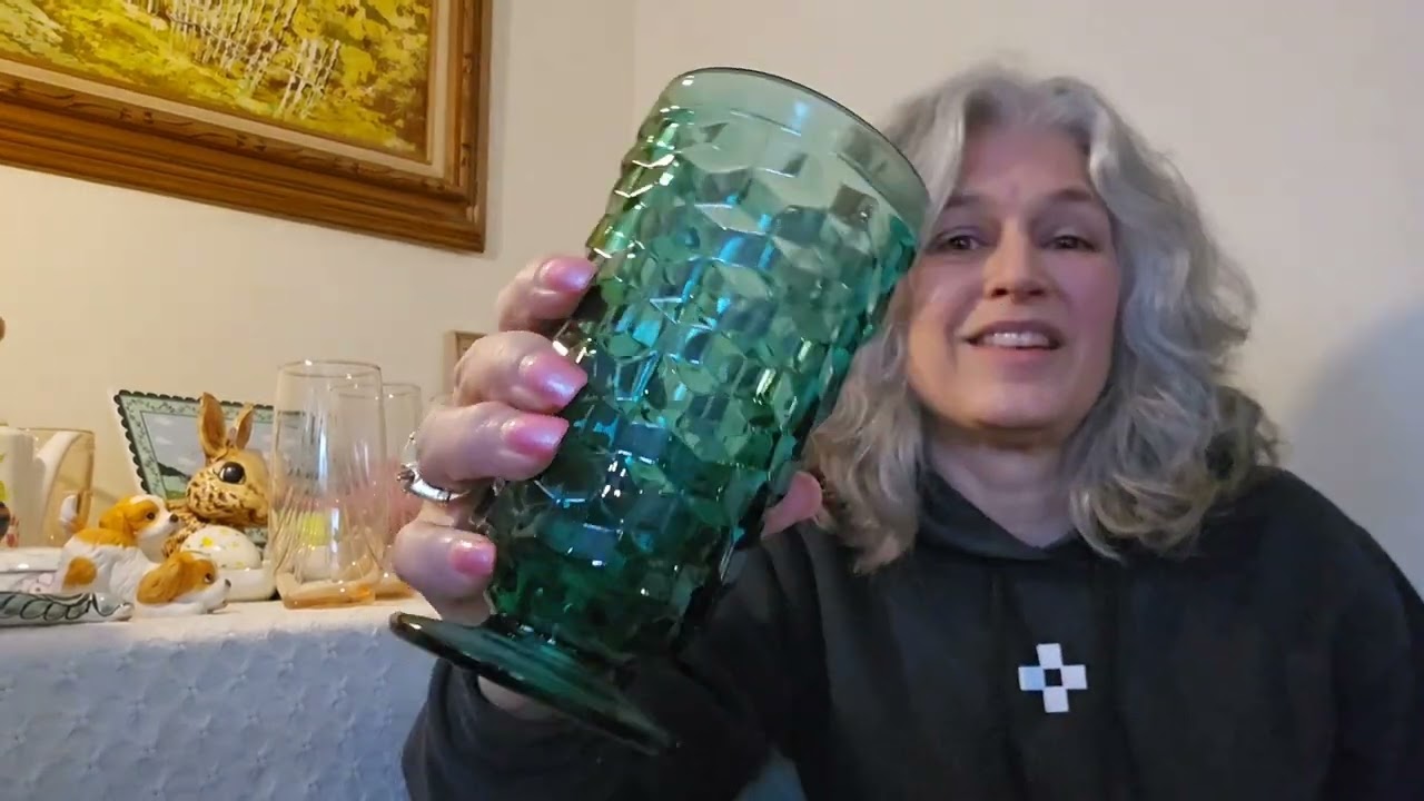 Красивая винтажная зеленая стеклянная ваза 💚 ~ Давайте расскажем про игрушечные машинки ~ ПРОДАНО...