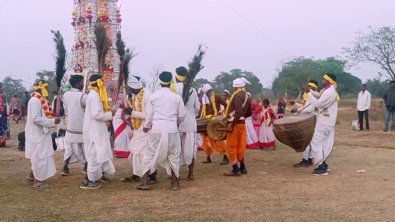 मुंडारी संस्कृति और नाच गान करते हुए अपने खुंटी जिला पिडीहातू गांव में 