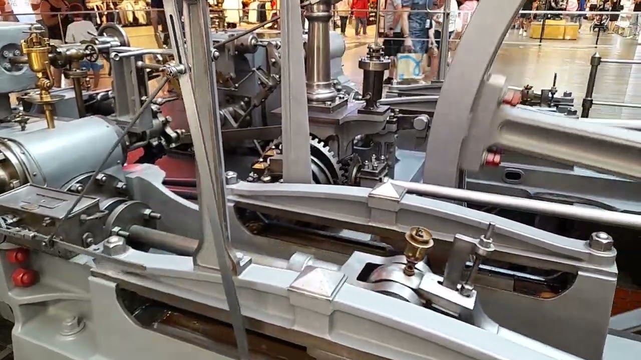 maquina a vapor do seculo passado,esposta no norte shopping em matosinhos