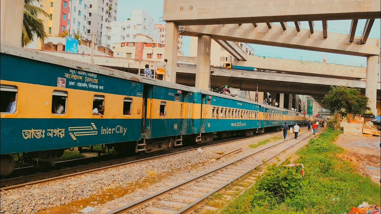 Egarosindhur Provati Express crossing Moghbazar Rail gate || Dhaka to Kishoreganj inter-city Train