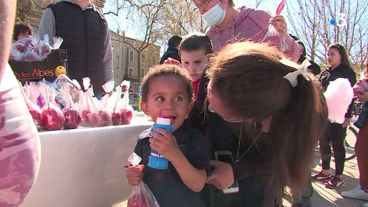 Covid-19 &agrave; N&icirc;mes : Pommes d&rsquo;amour et canards pour demander la r&eacute;ouverture des f&ecirc;tes foraines