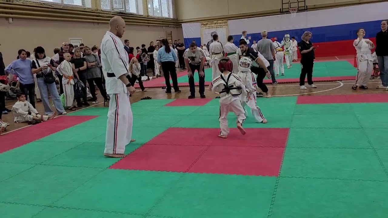 Соревнования по косики карате. Семён 9 лет. Белый шлем