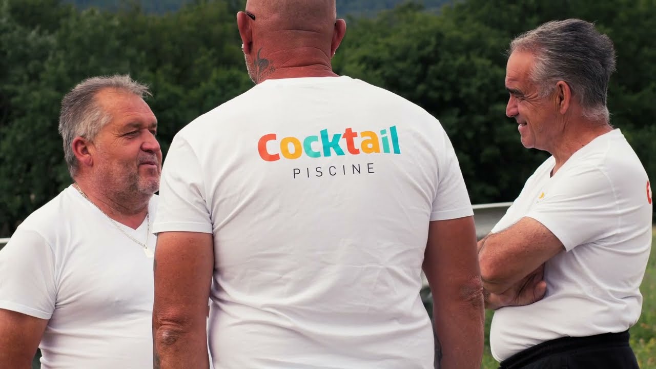 Présentation Cocktail Piscine Pertuis et livraison unique en hélicoptère d'une piscine coque 8,30x4M