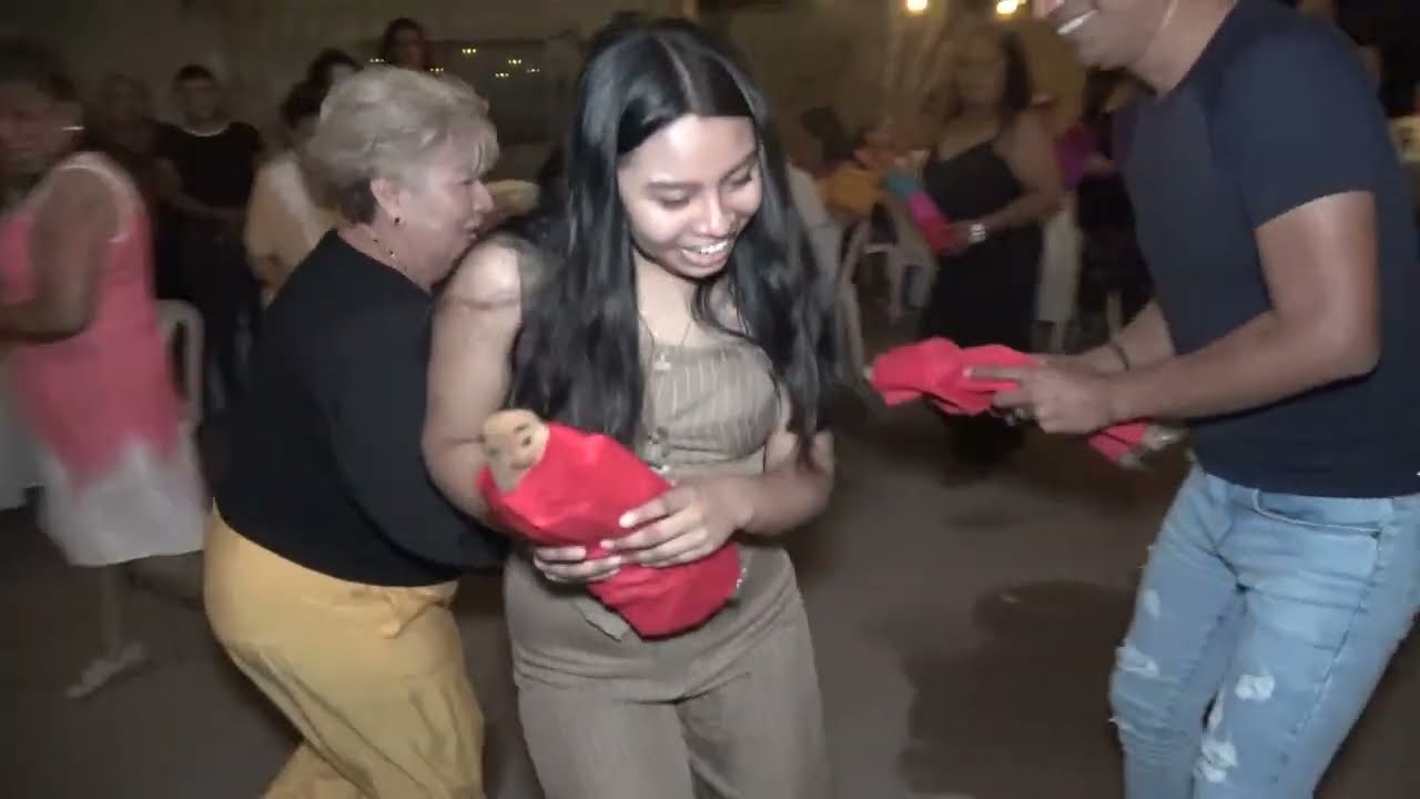 La coronaron i le bailaron el baile delos monos i del Toro a doña Goyita, Puro  michoacan señores