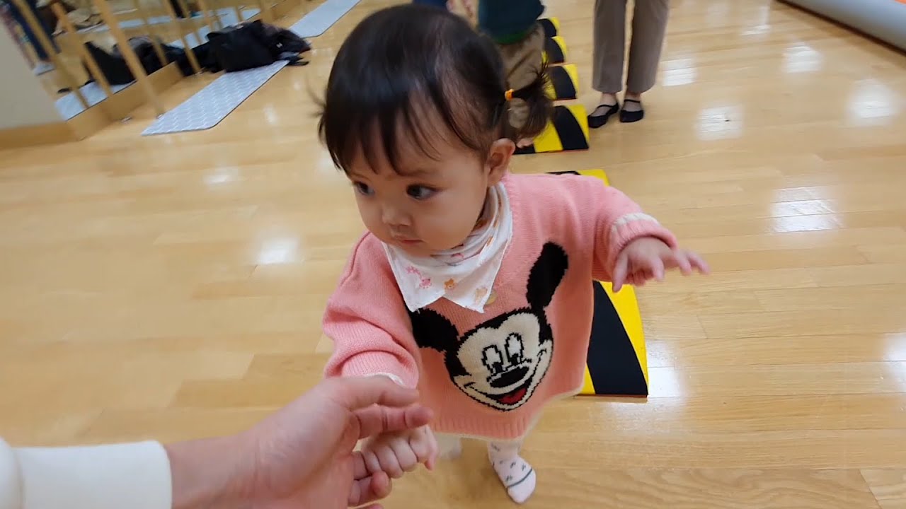 Корейский ребенок пошел в класс физкультуры. 👶