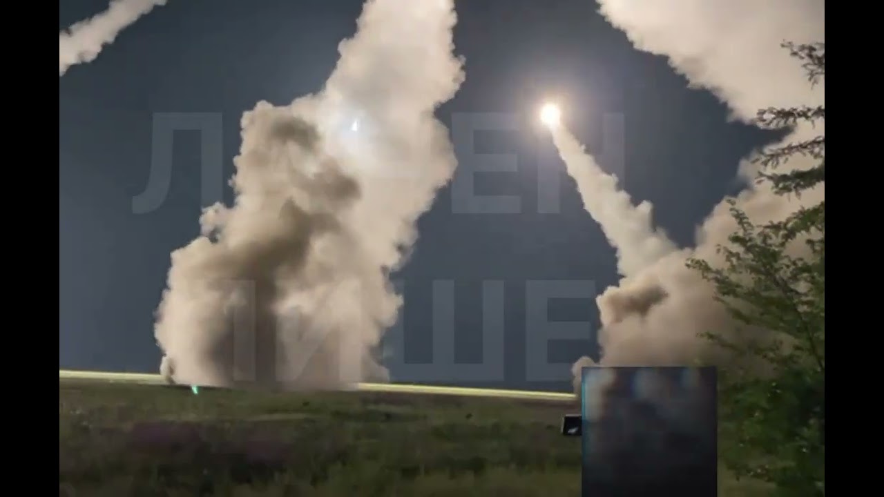 Массовый залп ATACMS из установок M270 MLRS рассчётами ВСУ