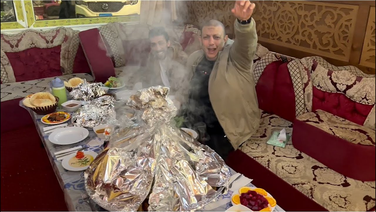 صنية علي شكل خيمة و كانت المفاجأة عند الخيمة في التجمع الأولي القاهرة