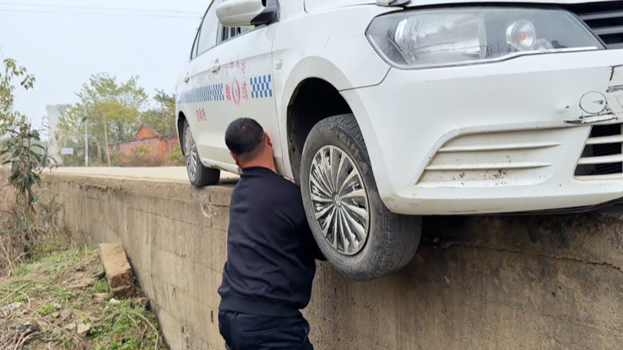 Car Fell Off The Road Embankment, Experienced Driver Actually Carried The Car On His Back.