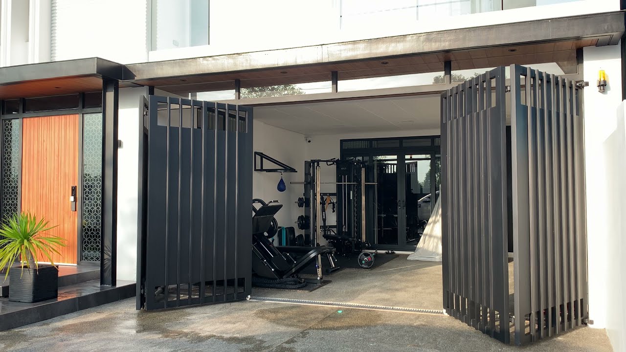 SMARTMOVE - EMBOSSED LATERAL DESIGN IN MATTE BLACK FINISH BI-FOLDING GATE