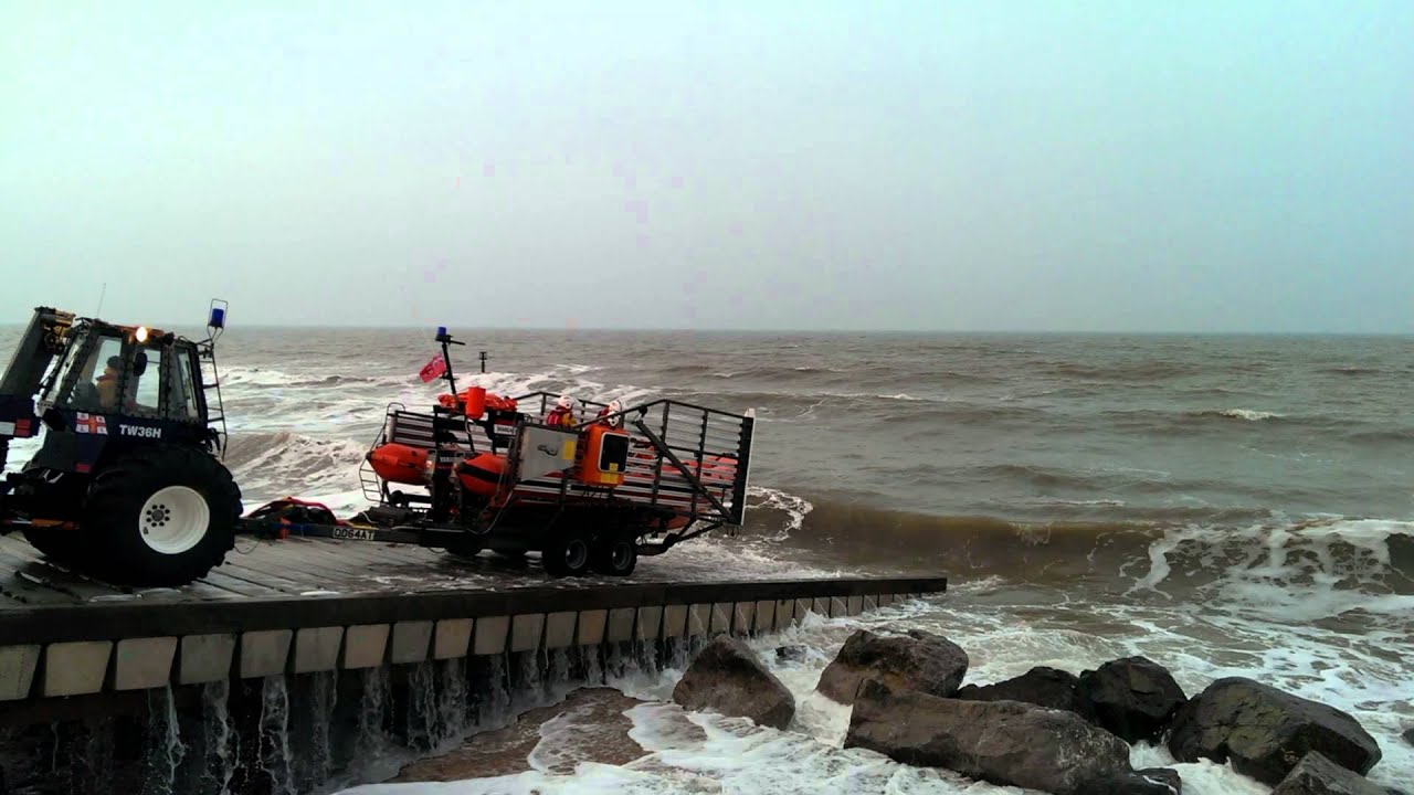 Happisburgh Lifeboat - Rough launch