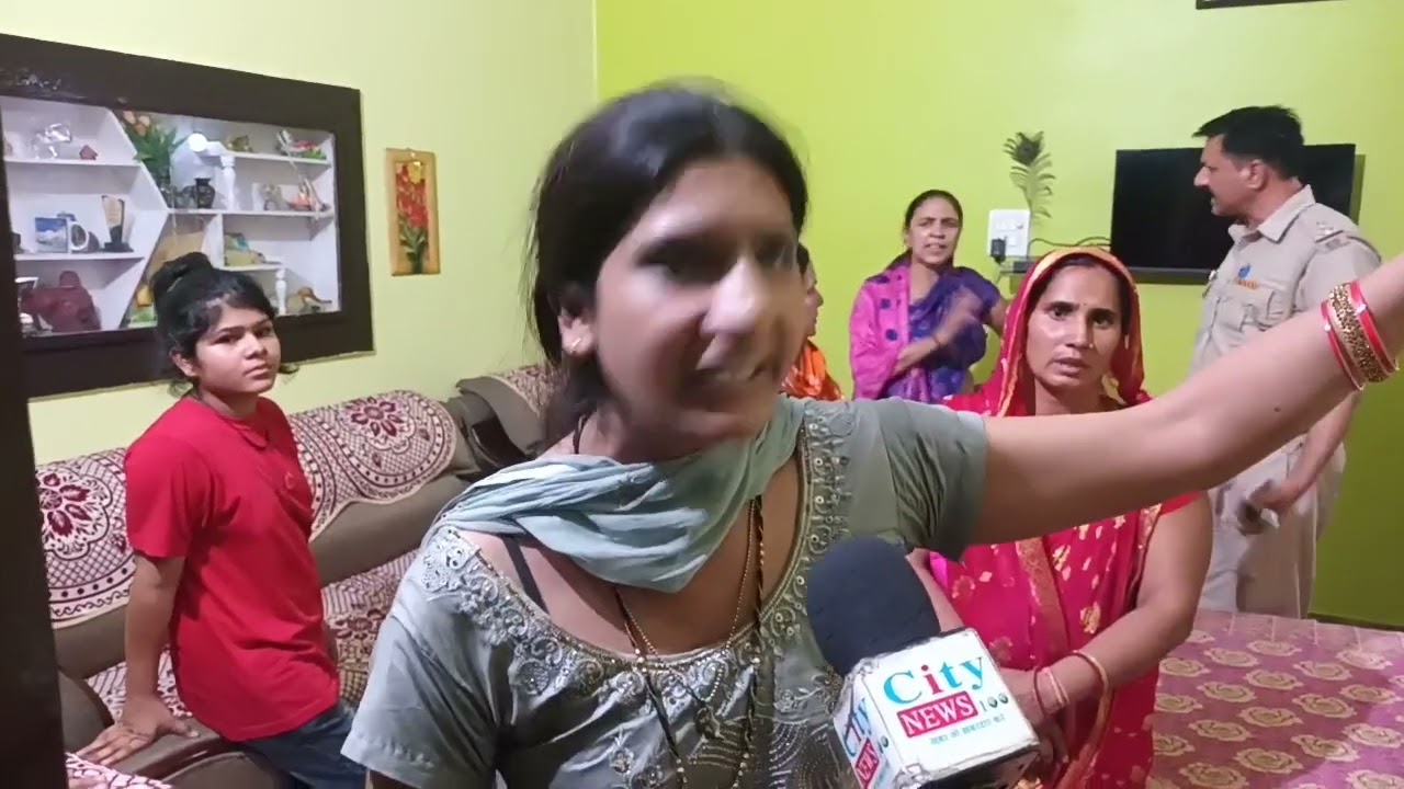 ससुरालवाले बहू को घर में नहीं घुसने दे रहे थे अंदर, बहू ने तोड़ दिया घर का ताला, बुला ली पुलिस