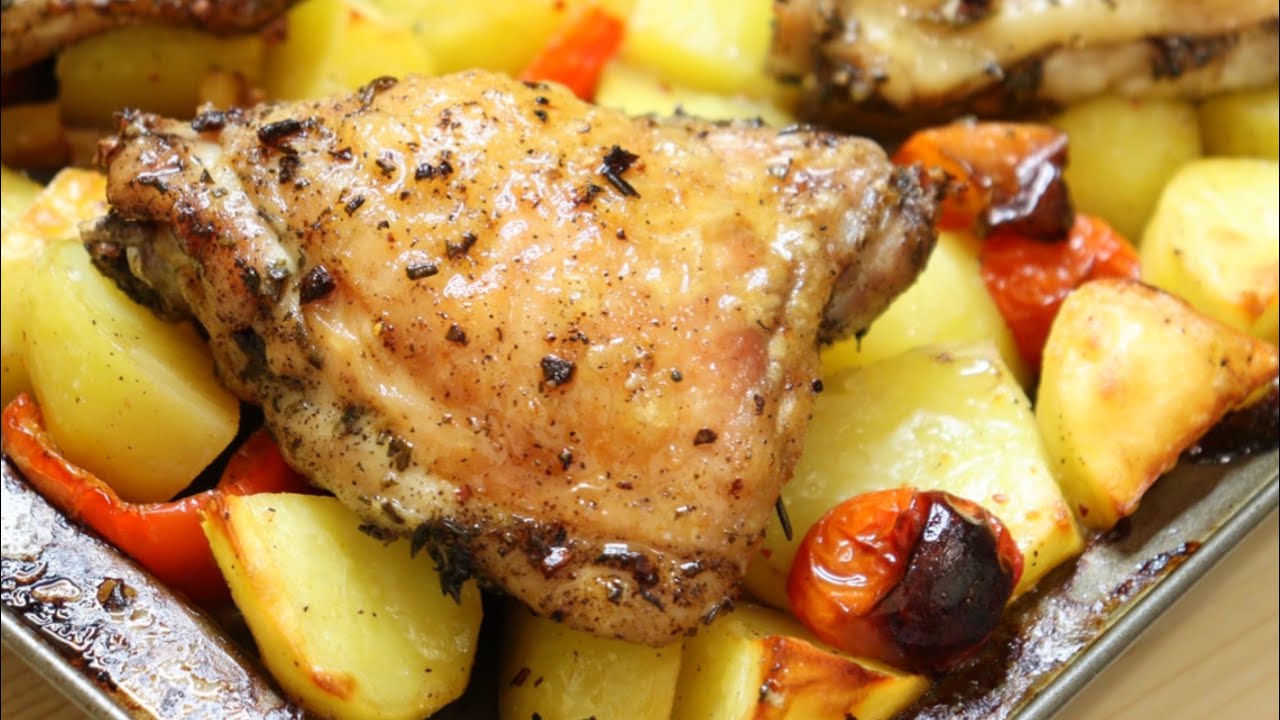 EASY JUICY BAKED CHICKEN THIGHS WITH POTATOES ,BELL PEPPERS,ONION,TOMATO | EASY DINNER, LUNCH