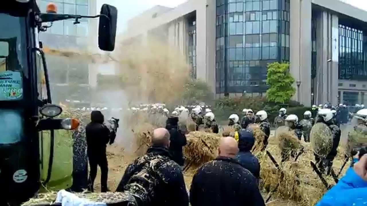 Scontri tra agricoltori europei e polizia a Bruxelles