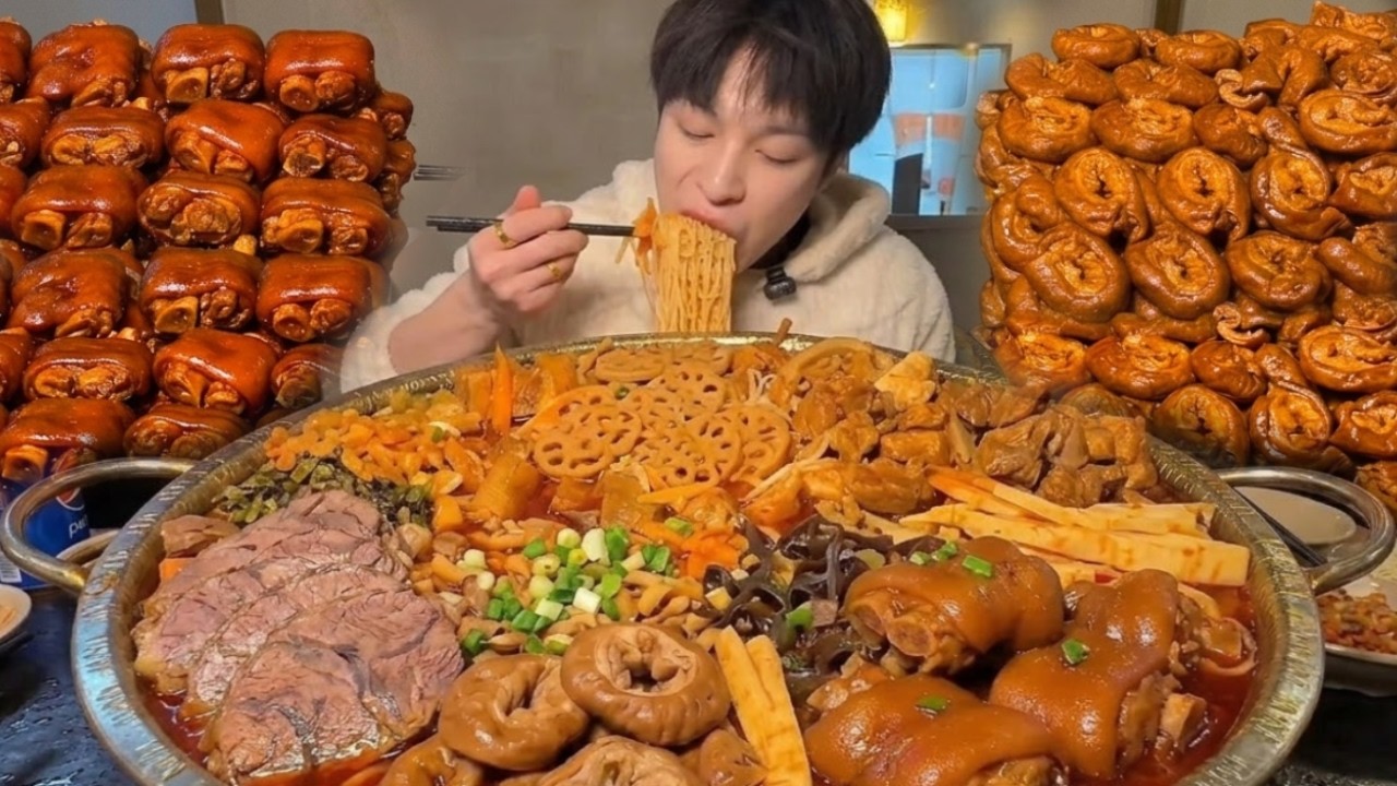 千元螺蛳粉火锅自助让老板破防？猪蹄大肠100份加到爽，螺蛳粉锅底才是灵魂！