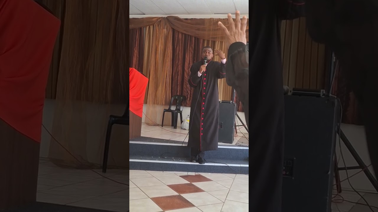 Pastor Neville Bok by die begrafnis van ouma Elsie Shwenie- Volle Evangelie kerk Bellvue 