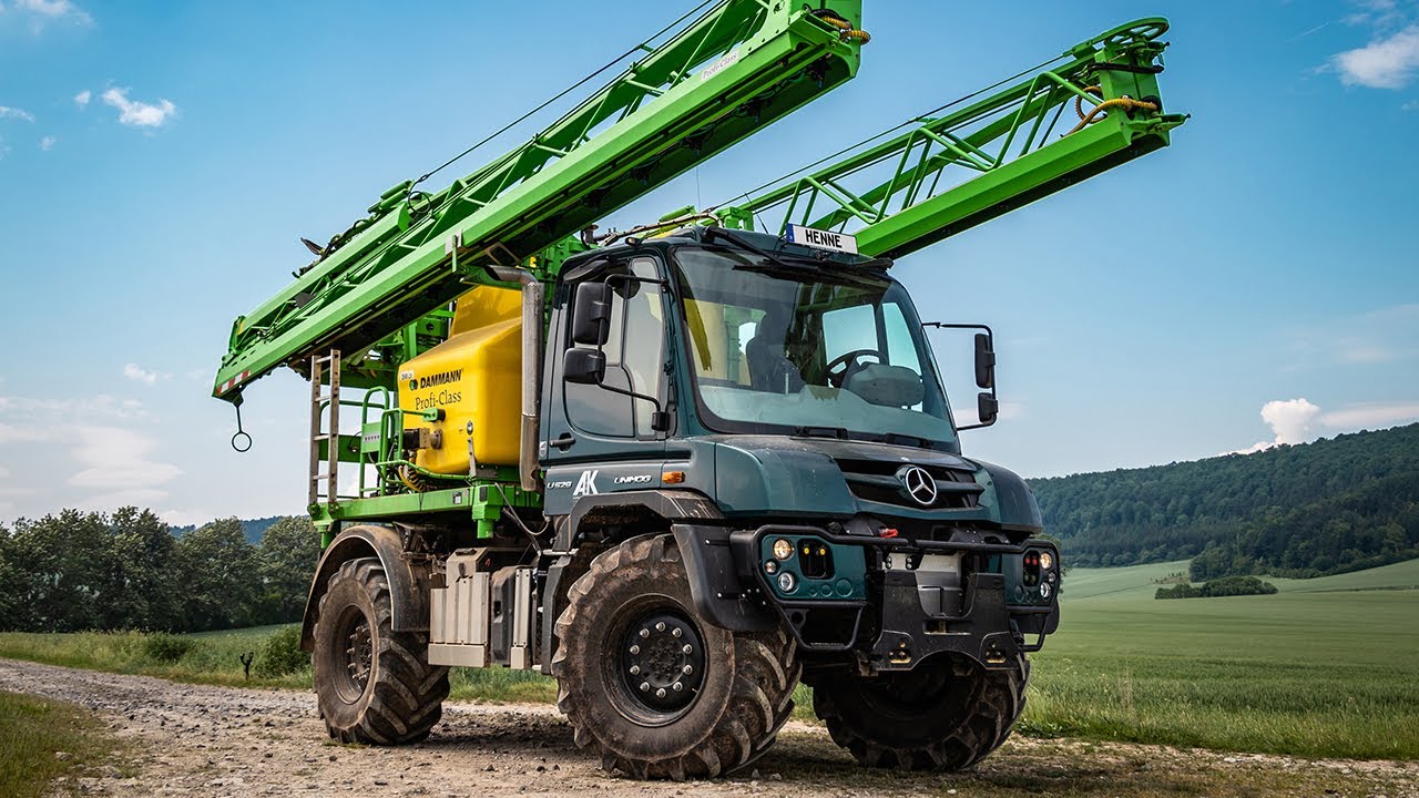 Mercedes-Benz Unimog U 529 mit Pflanzenschutzspritze von Dammann