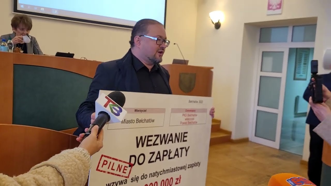 Awantura na sesji w Bełchatowie. Radny przyniósł „wezwanie do zapłaty”