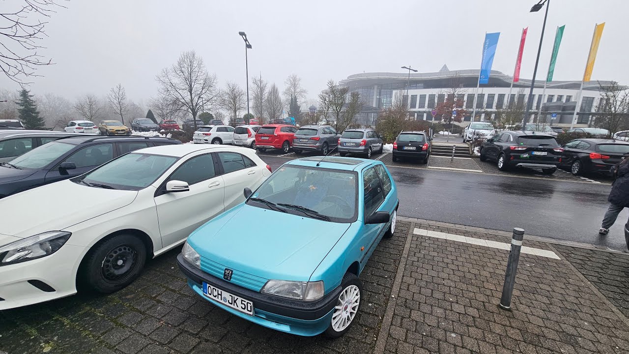 Indiana Jones auf der suche nach neuen Abenteuern überträgt einen Livestream Oldtimer Peugeot 106 1S