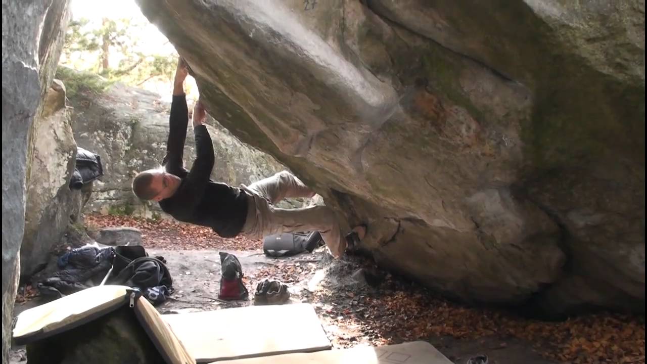 Fontainebleau bouldering - Humérus Clausus (7b)