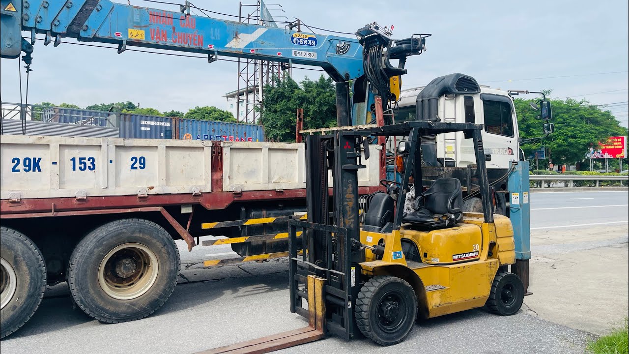 Bàn giao 1 cặp xe nâng dầu Mitsu 2 tấn và xe nâng điện 1 tấn Toyota cho khách hàng làm dịch vụ nâng.