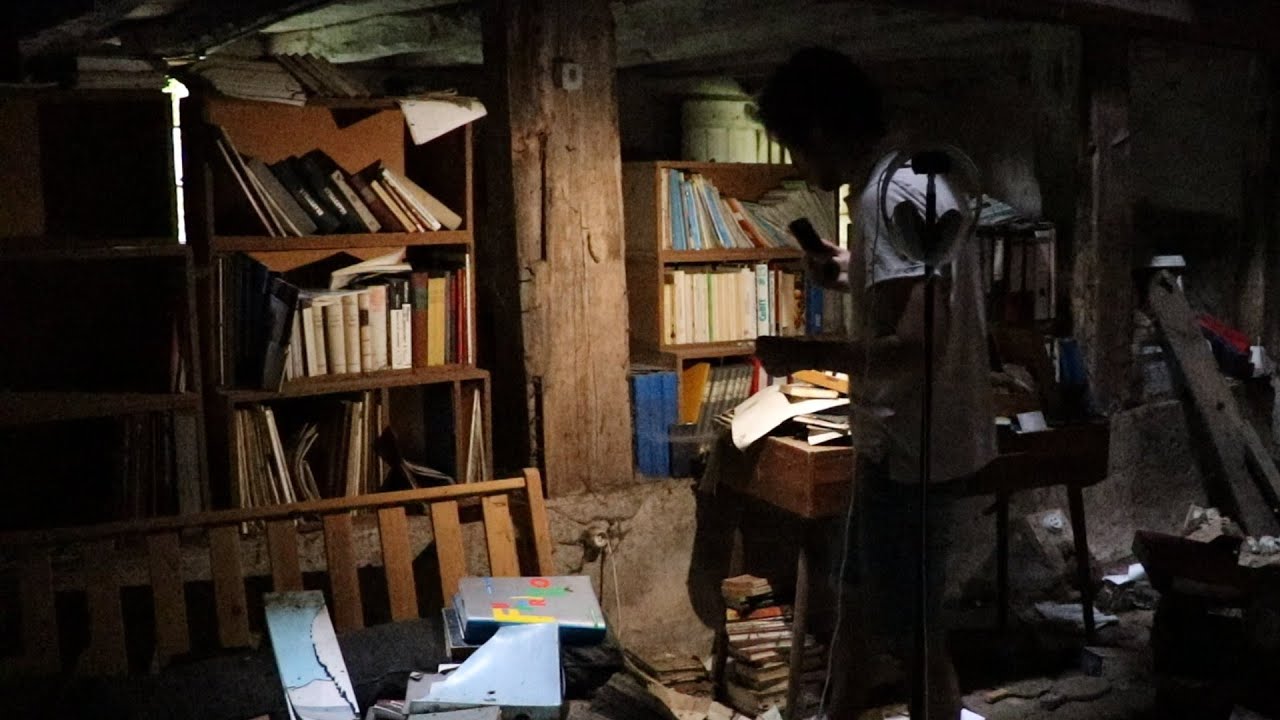 ASMR La bibliothèque de la GRANGE abandonnée