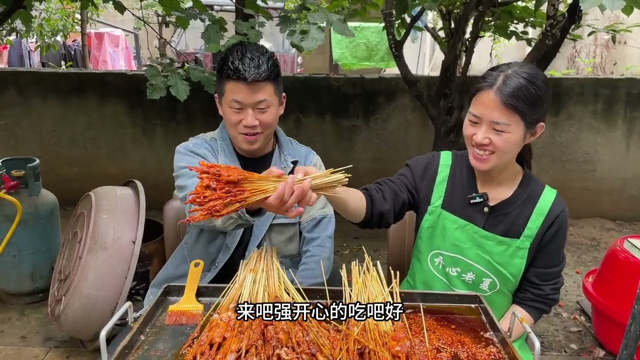 100元买1000根小串，配上秘制红油，比卖的还好吃铁板 #吃辣 #铁板 #街边小吃