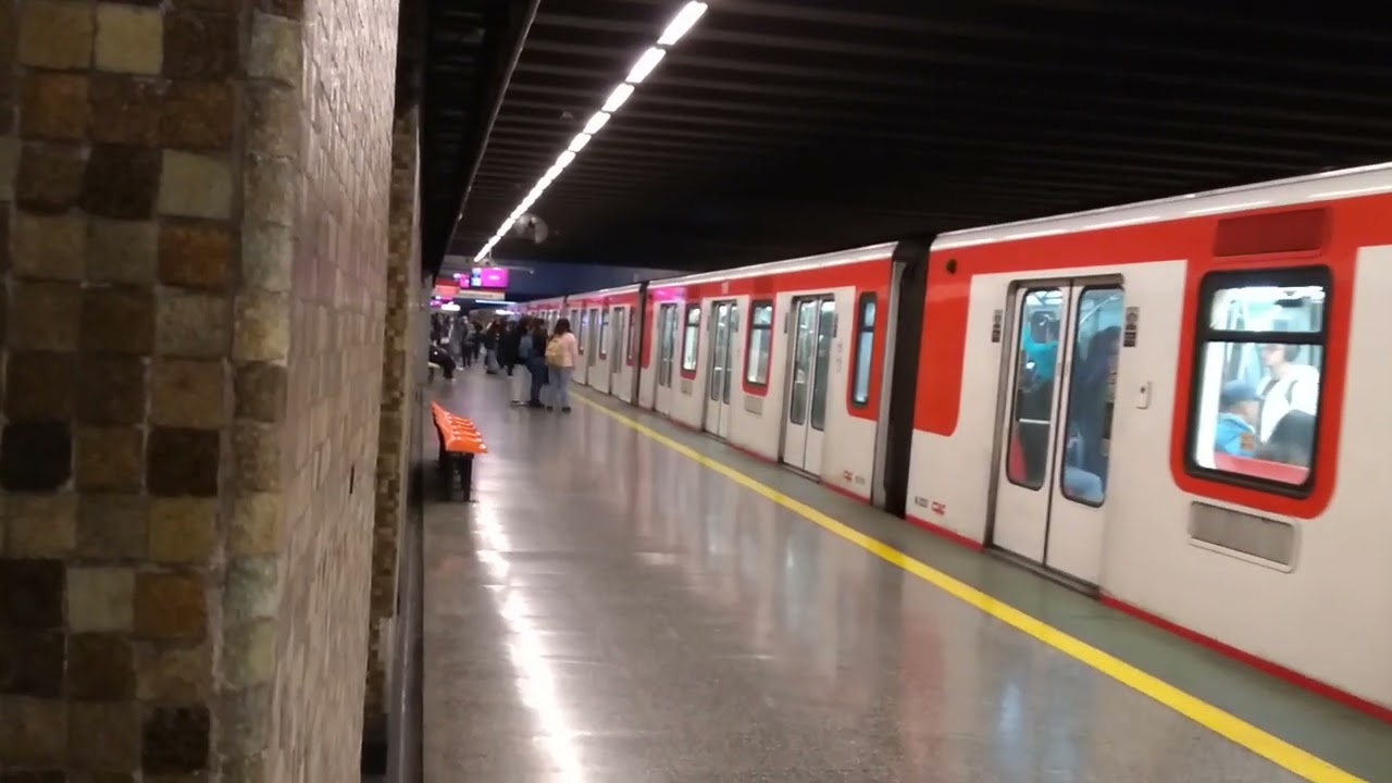 Metro de Santiago | Línea 1 | Trenes CAF NS-12, Alstom NS-93 y CAF NS-07 en Estación Salvador.