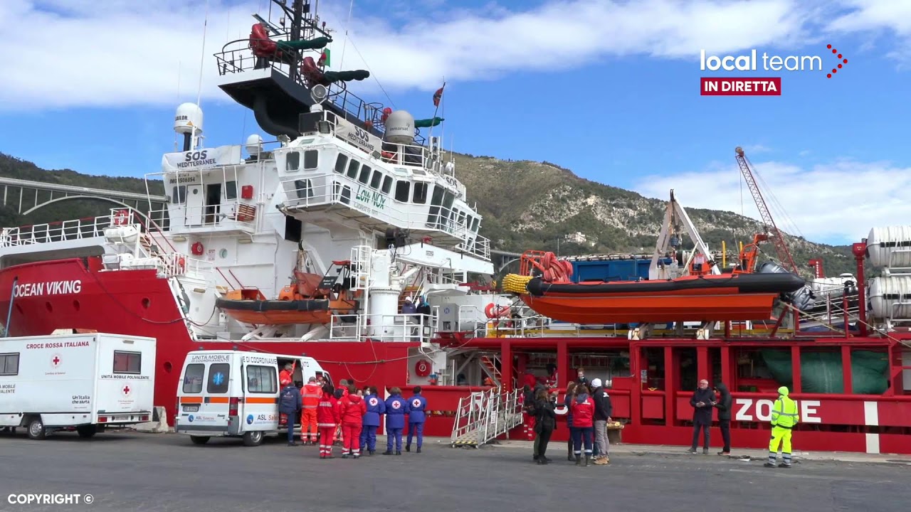 LIVE: Salerno, nave Ocean Viking arrivata in porto. Le operazioni di sbarco: diretta video