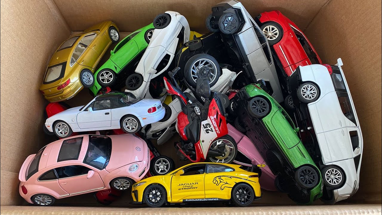 Коробка, полная литых моделей автомобилей, машинки Top Toys, McLaren, Cybertruck, Jaguar, мотоцикл.