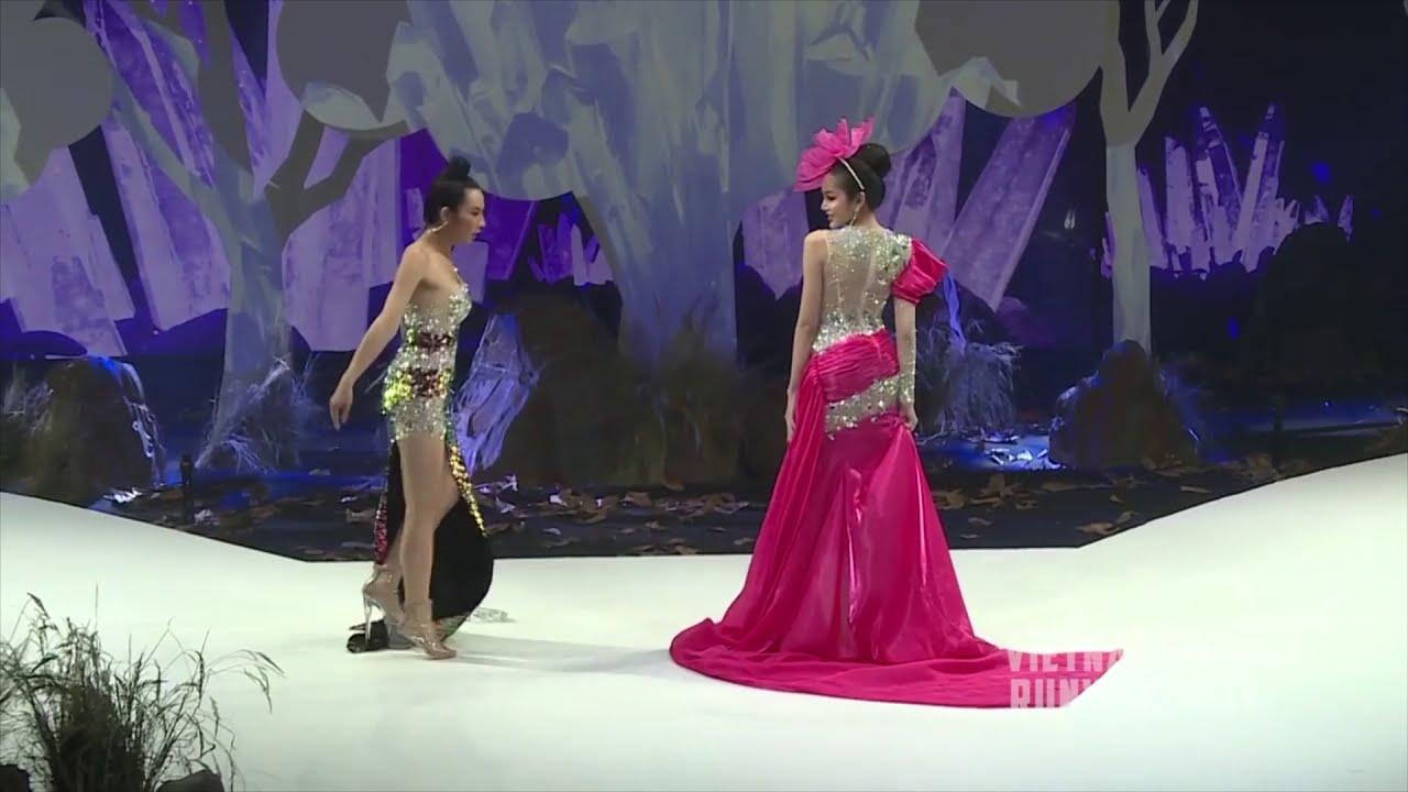 2 Models FALL DOWN in platform shoes during Vietnam Runway Fashion Week 2020